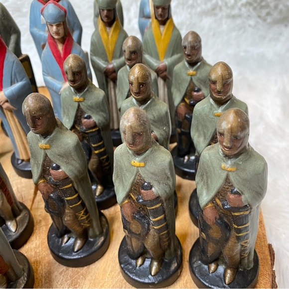 Vintage 1973 Alberta’s Molds Inc 32 Piece Hand Painted Ceramic Chess Set - Picture 3 of 16